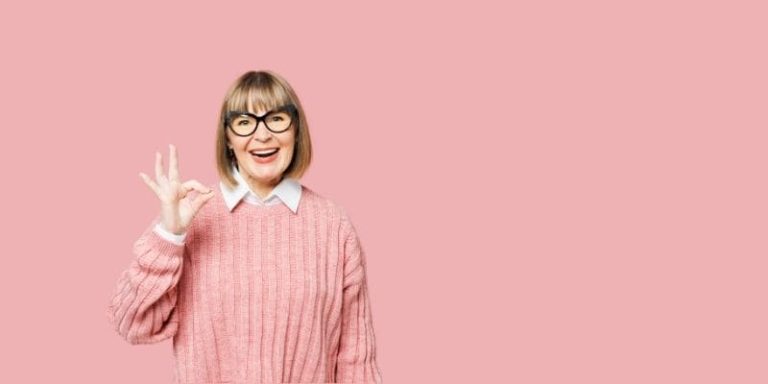 Jeune retraite qui rigole